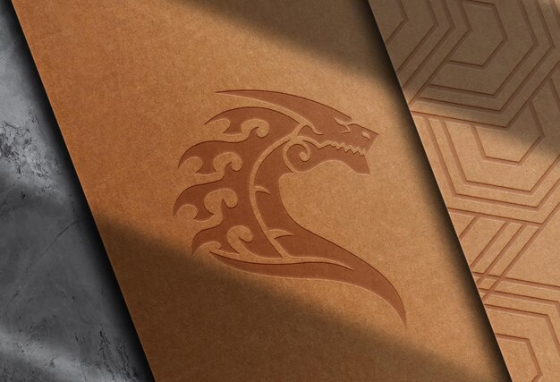 Mockup con logo in rilievo in carta marrone da vicino di lusso