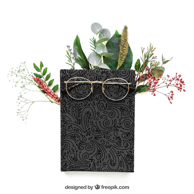 Mockup con concepto de primavera con gafas en libro