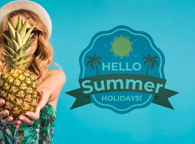 PSD mockup de copyspace con concepto de verano al lado de mujer atractiva
