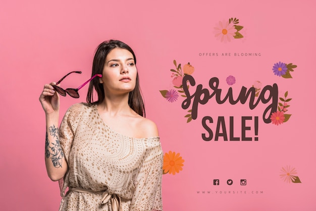 PSD mockup de copyspace para rebajas de primavera con mujer atractiva