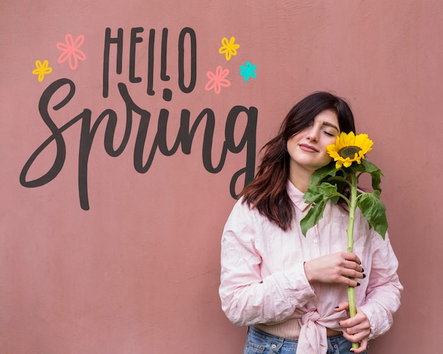 Mockup de copyspace para rebajas de primavera con mujer atractiva