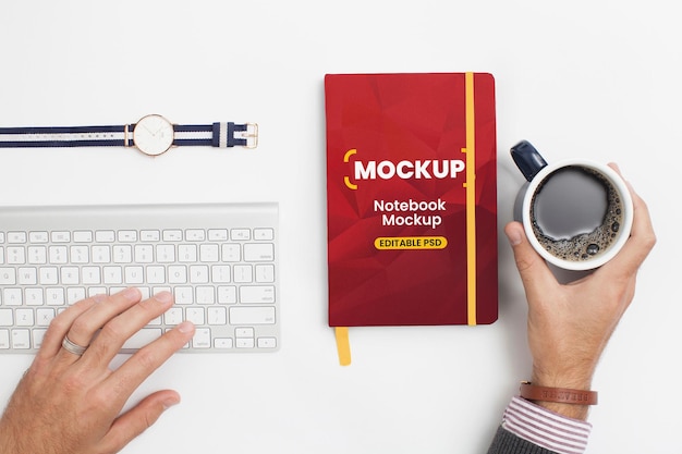 Mockup de cuaderno con reloj de escritorio y café