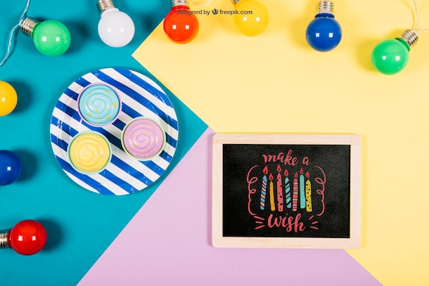 PSD mockup de cumpleaños con pizarra y bombillas coloridas