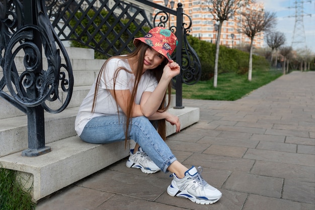 Mockup da portare del cappello della benna della giovane donna