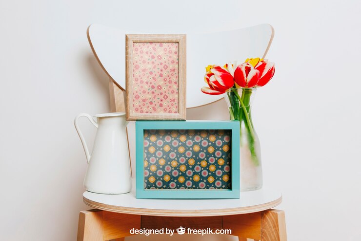PSD mockup da primavera com dois quadros e flores sobre a cadeira