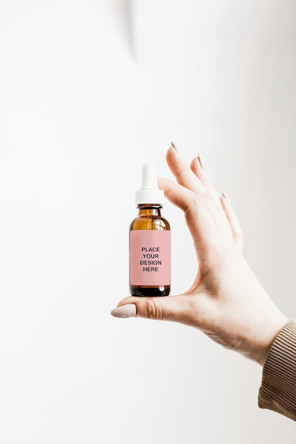 Mockup de garrafa de perfume com rótulo PSD roxo claro
