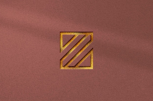 Mockup de logotipo dourado com efeito gravado em textura de fundo