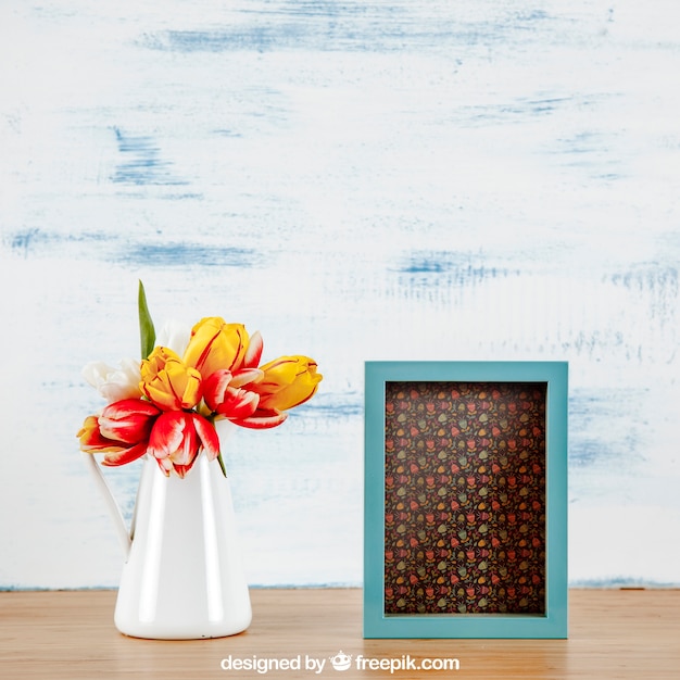 Mockup de primavera com quadro vertical e vaso de flores