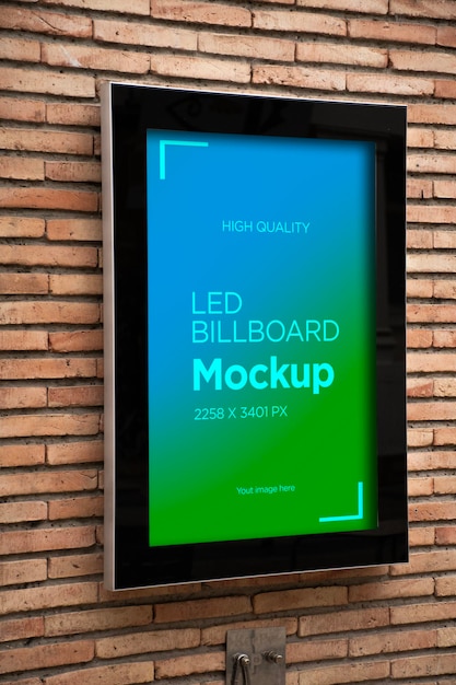 Mockup de publicidade de outdoors em painel vertical em parede de tijolos angular