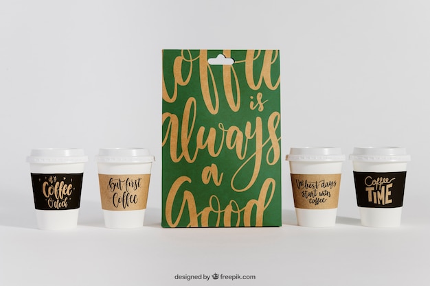 Mockup de saco e quatro copos de café