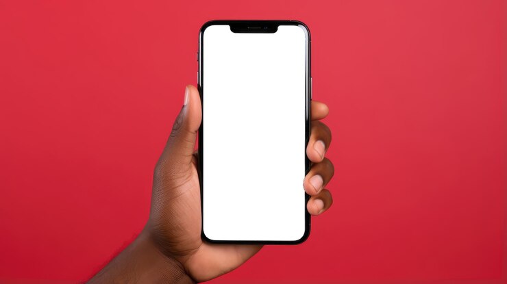 PSD mockup de smartphone com tela em branco na mão em fundo vermelho