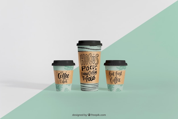 PSD mockup decorativo de tres vasos de café