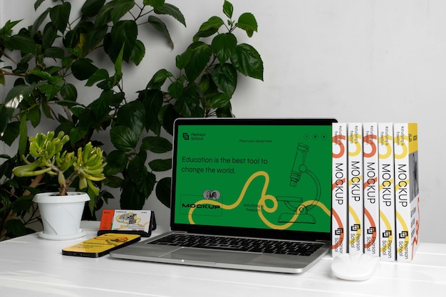 Mockup del dispositivo digitale vicino al vaso della pianta