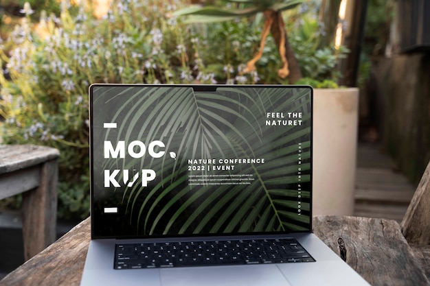 Mockup del dispositivo sul patio con piante