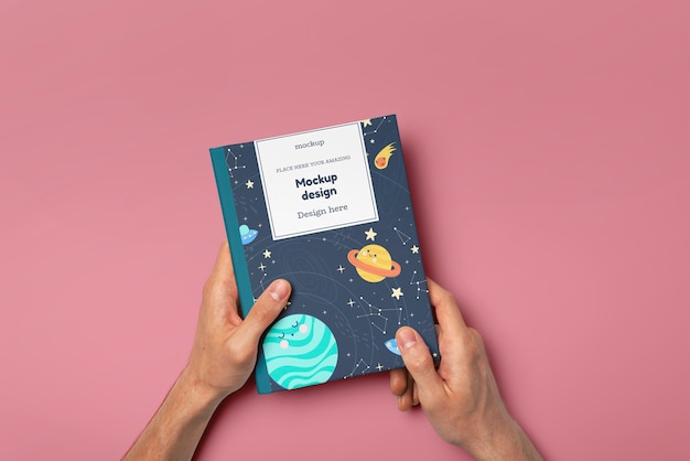Mockup del libro che tiene la mano