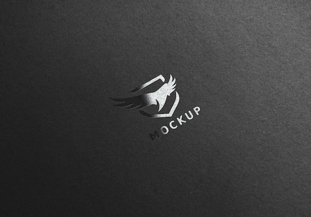 Mockup del logo bianco psd su parete nera con foglio d'argento