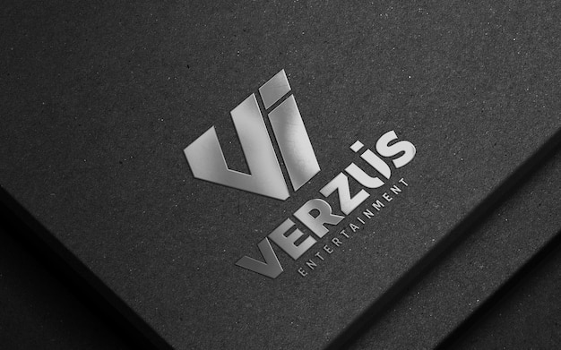 Mockup del logo d'argento sulla consistenza della carta