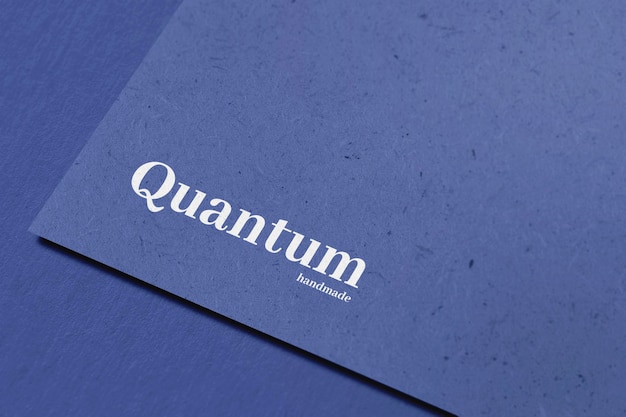 Mockup del logo quantistico su modello di progettazione di carta blu PSD