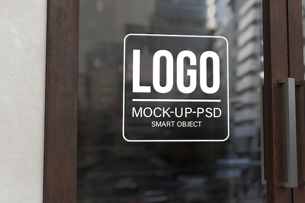 Mockup del logo sulla porta di vetro