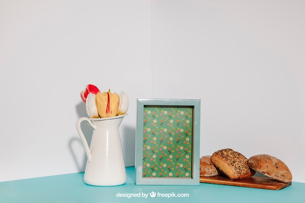 PSD mockup de desayuno con marco y maceta