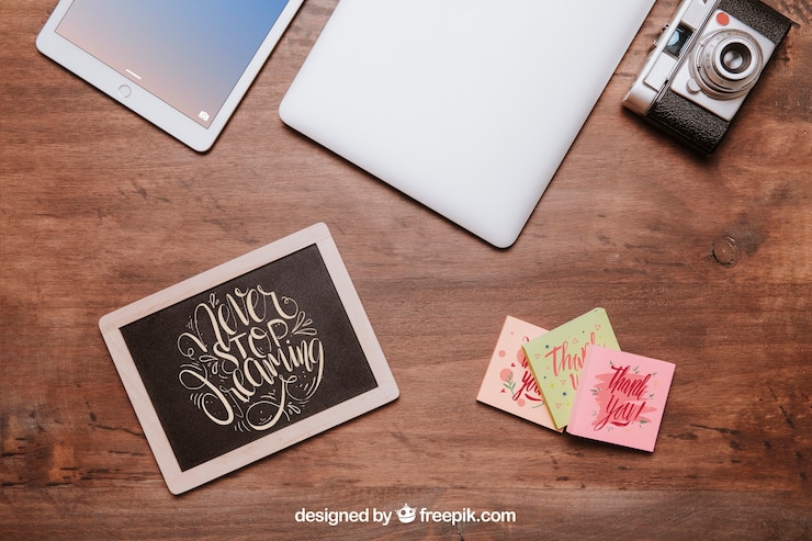 PSD mockup di area di lavoro creativo con ardesia