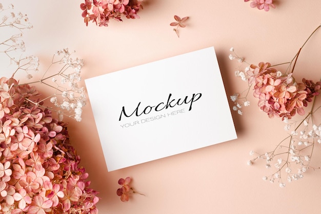 Mockup di auguri o invito o carta con fiori di ortensia e gipsofila