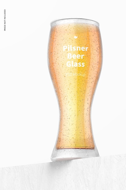 Mockup di bicchiere da birra Pilsner, inquadratura dal basso