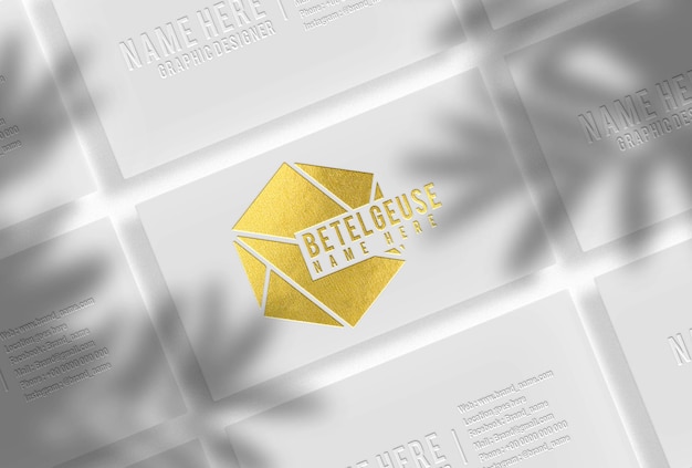 mockup di biglietti da visita bianchi con oro goffrato