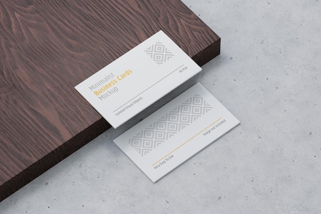 Mockup di biglietti da visita su tavola di legno