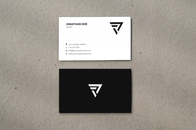 Mockup di biglietti da visita verticali di superficie di cartone