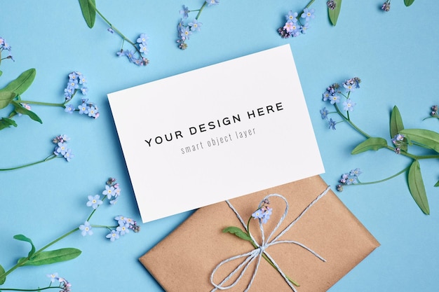 Mockup di biglietto d'invito vuoto con fiori di ortensia rosa secchi