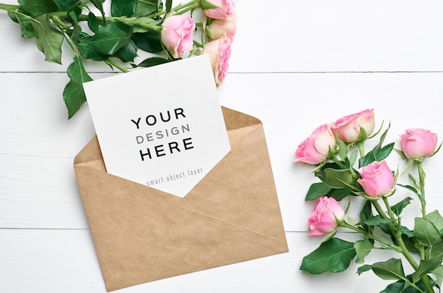 Mockup di biglietto di auguri con busta e bouquet di fiori di rose