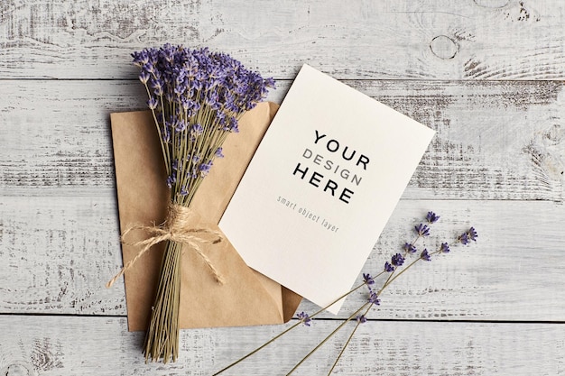 Mockup di biglietto di auguri con fiori di lavanda su fondo in legno