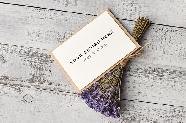 Mockup di biglietto di auguri con fiori di lavanda