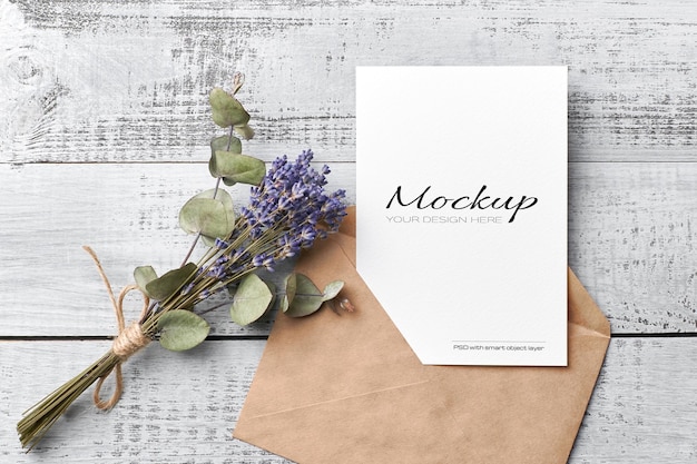 Mockup di biglietto di auguri o invito con busta e bouquet di lavanda secca con eucalipto