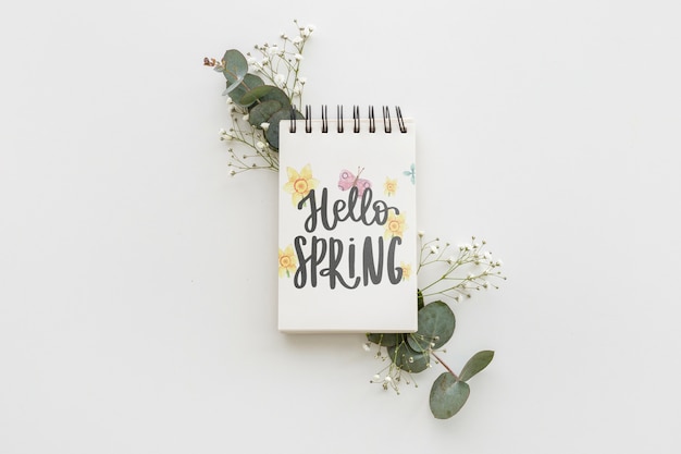 Mockup di blocco note con fiori primaverili