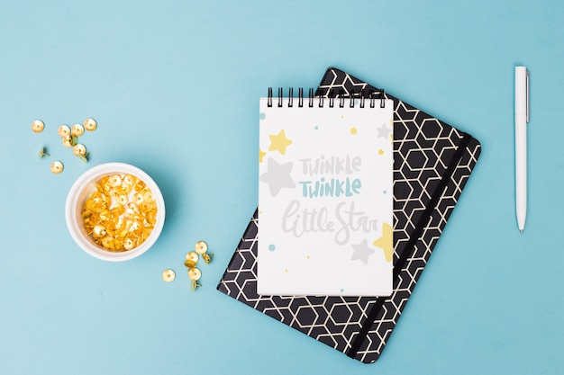 Mockup di blocco note sulla scrivania