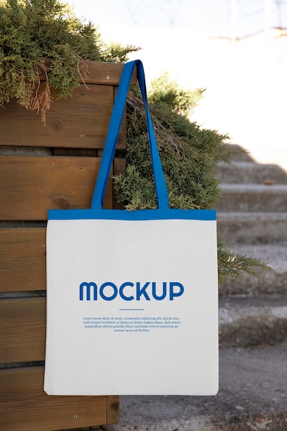 Mockup di borsa tote all'esterno