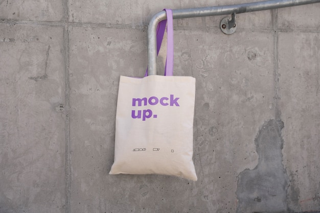 Mockup di borsa tote all'esterno