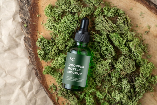 MOCKUP di bottiglia con goccia trasparente di ambra cosmetica