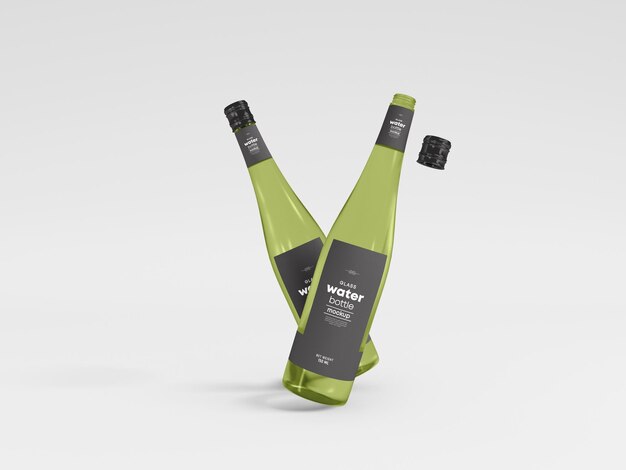 Mockup di bottiglia d'acqua in vetro trasparente