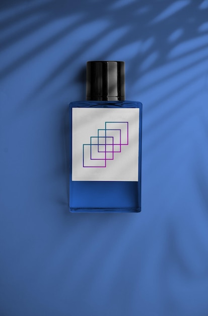 Mockup di bottiglia di profumo realistico per il design del logo