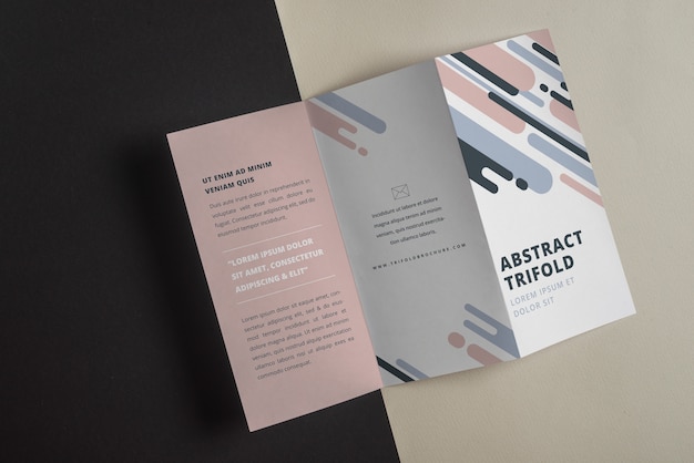 Mockup di brochure a tre ante con forme astratte