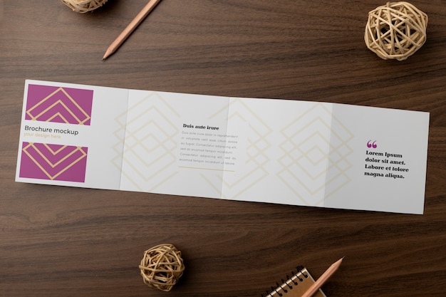 Mockup di brochure nel contesto reale