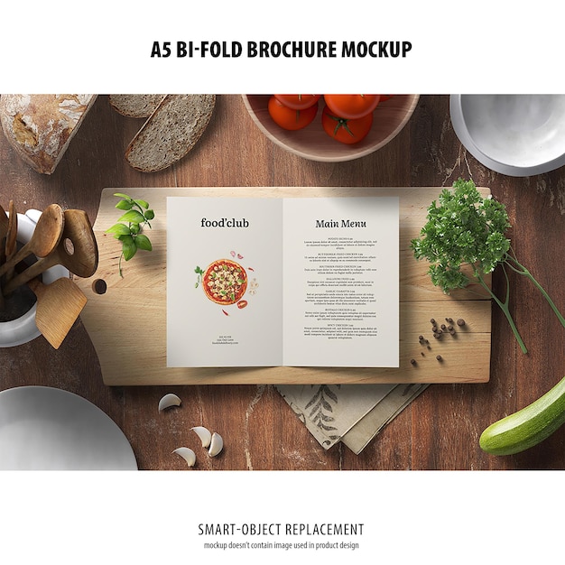 Mockup di brochure ripiegabile in formato A5 verticale