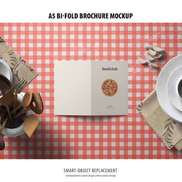 Mockup di brochure ripiegabile in formato A5 verticale