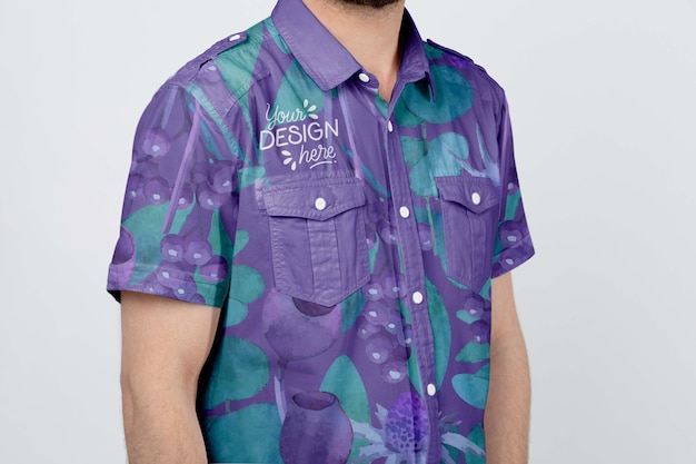 Mockup di camicia da portare dell'uomo