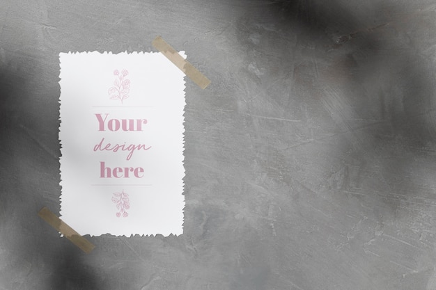 Mockup di carta attaccato al muro con nastro adesivo