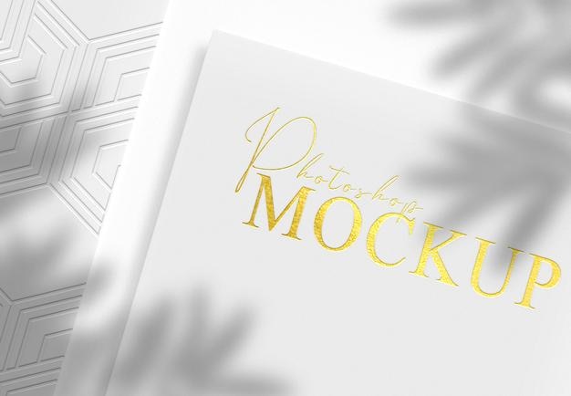 mockup di carta bianca con oro goffrato