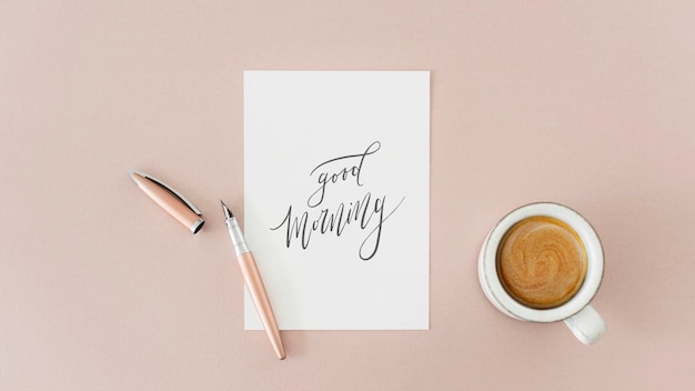 Mockup di carta bianca da una tazza di caffè su un tavolo rosa